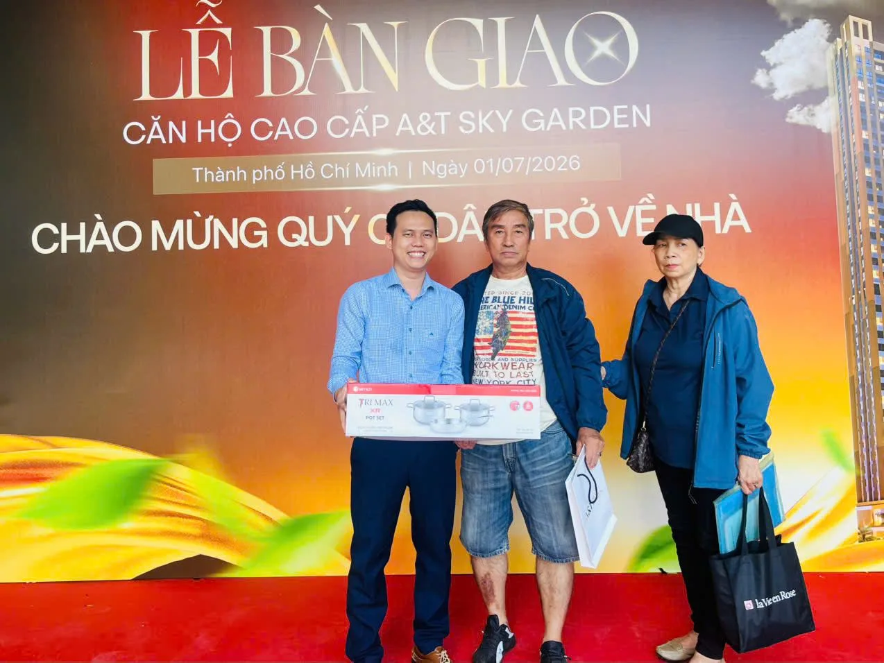 Sơn Nguyễn cùng khách hàng tại lễ bàn giao căn hộ A&T Sky Garden