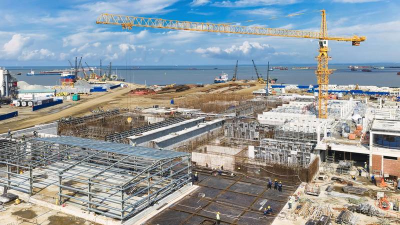 Ảnh thật công trường Vinhomes Green Paradise Cần Giờ: khung thép, cẩu tháp, công nhân buộc thép sàn, biển phía xa
