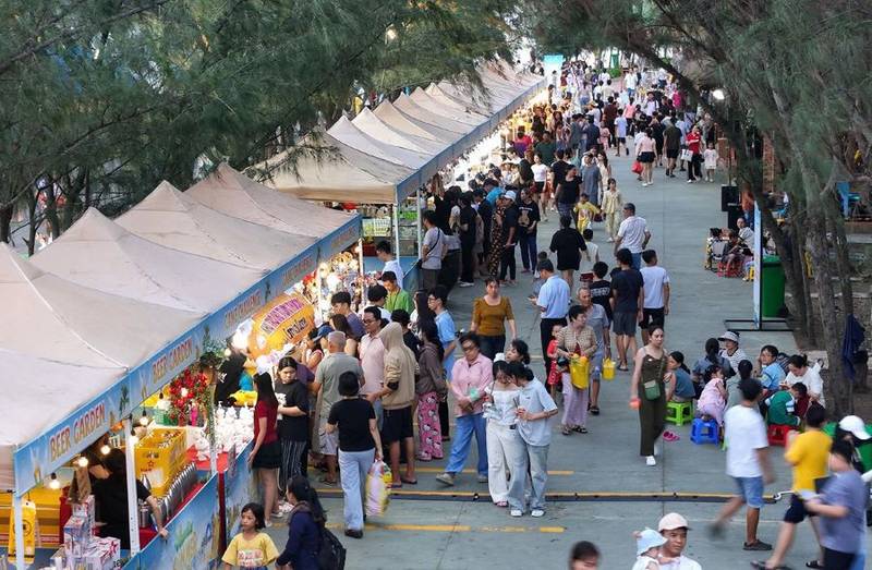 Ảnh thật lễ hội Paradise Summer Fest tại Vinhomes Green Paradise Cần Giờ: dãy gian hàng ẩm thực dưới hàng cây, rất đông khách