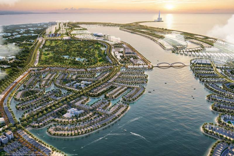Phối cảnh Vinhomes Green Paradise Cần Giờ lúc hoàng hôn nhìn từ trên cao: sân golf, các nhánh đảo biệt thự quanh biển hồ, cầu vòm đôi và tháp 108 tầng ở mũi đất