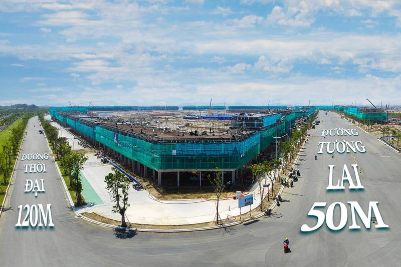 Ảnh flycam thật ngã giao Đại lộ Thời Đại 120 m và đường Tương Lai 50 m ở Vinhomes Green Paradise Cần Giờ, hai bên là dãy nhà đang xây