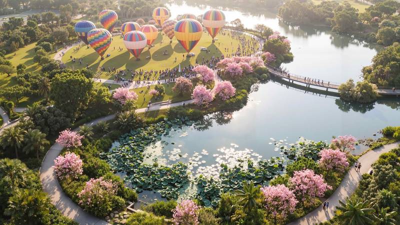 Công viên hồ có khinh khí cầu, cầu đi bộ và hoa hồng phấn tại Vinhomes Saigon Park